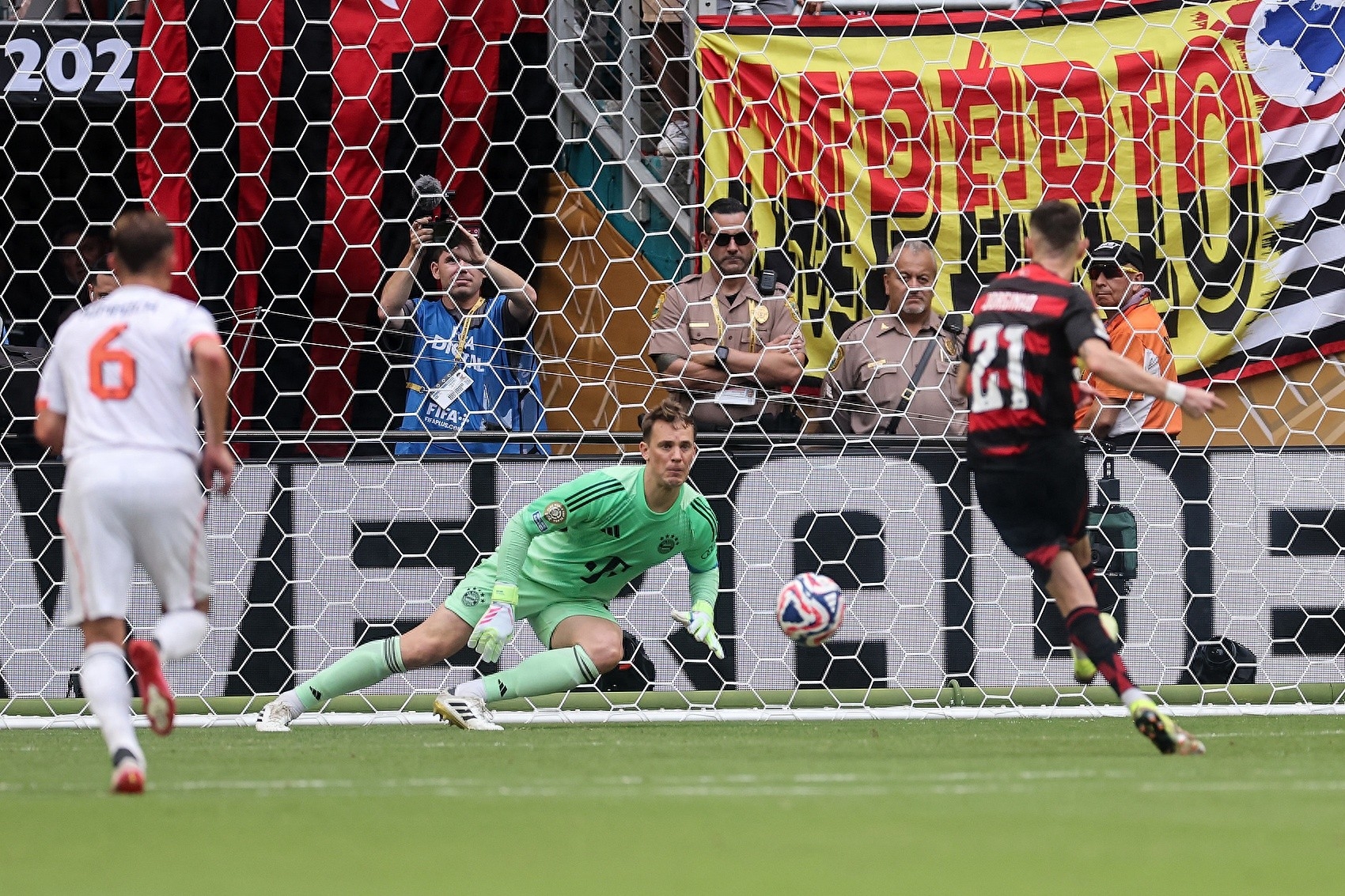 包含国际比赛日意甲焦点战；纽卡斯尔造点机会；气氛紧张；球探报告显示潜力的词条